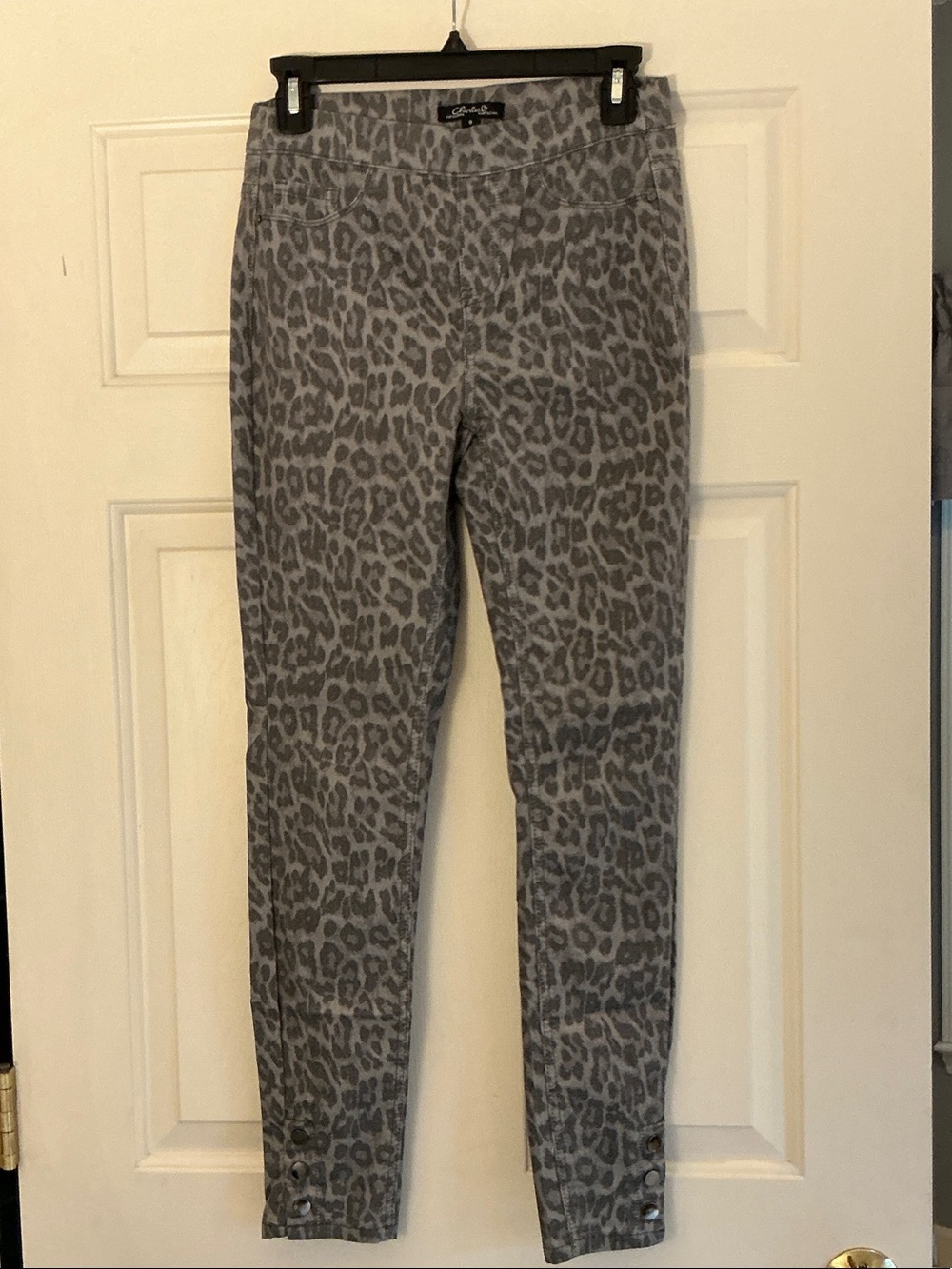 CHARLIE B Gray Leopard Print Skinny Pants size 0